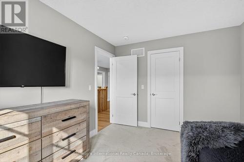 Walk-in closets in bedrooms - 150 Plewes Drive, Collingwood, ON - Indoor