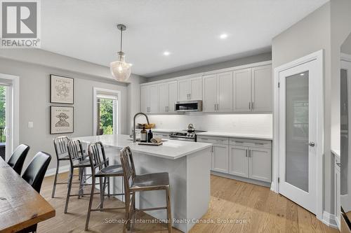 Spacious breakfast bar - 150 Plewes Drive, Collingwood, ON - Indoor