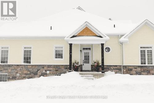 2 Leeds Court, Bracebridge (Monck (Bracebridge)), ON -  With Facade