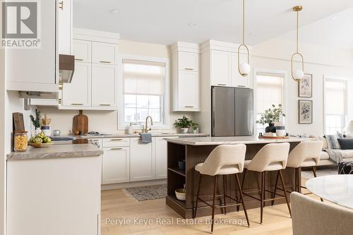 2 Leeds Court, Bracebridge (Monck (Bracebridge)), ON - Indoor Photo Showing Kitchen With Upgraded Kitchen