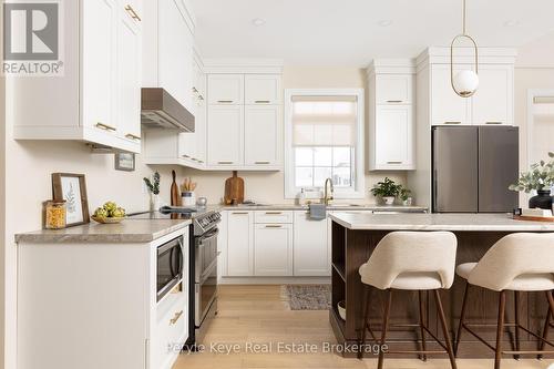 2 Leeds Court, Bracebridge (Monck (Bracebridge)), ON - Indoor Photo Showing Kitchen With Upgraded Kitchen