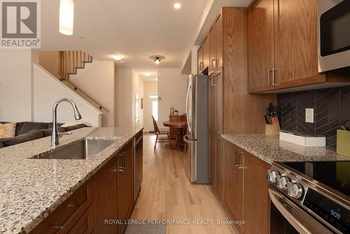 714 Petanque Crescent, Ottawa, ON - Indoor Photo Showing Kitchen With Upgraded Kitchen