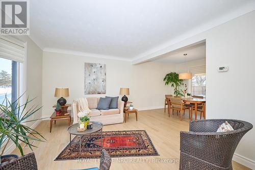 8143 Sarah Street, Niagara Falls (Chippawa), ON - Indoor Photo Showing Living Room