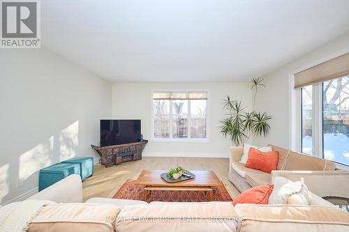 8143 Sarah Street, Niagara Falls (Chippawa), ON - Indoor Photo Showing Living Room