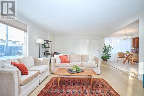 8143 Sarah Street, Niagara Falls (Chippawa), ON - Indoor Photo Showing Living Room
