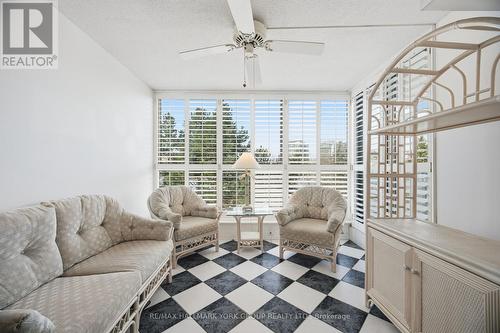 406 - 100 Observatory Lane, Richmond Hill, ON - Indoor Photo Showing Living Room