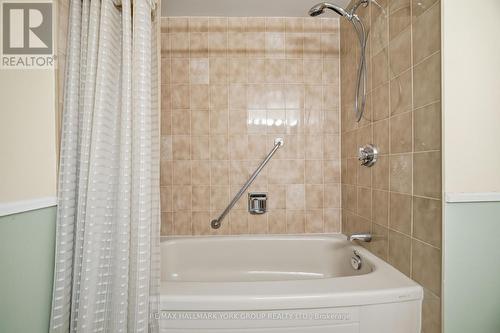 406 - 100 Observatory Lane, Richmond Hill, ON - Indoor Photo Showing Bathroom