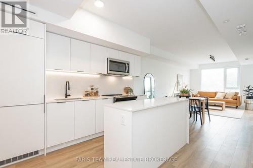 209 - 31 Huron Street, Collingwood, ON - Indoor Photo Showing Kitchen With Upgraded Kitchen