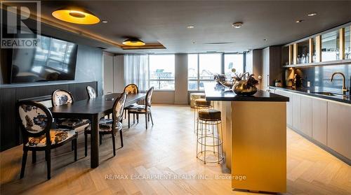 414 - 395 Dundas Street W, Oakville, ON - Indoor Photo Showing Dining Room