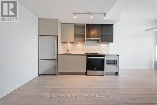 414 - 395 Dundas Street W, Oakville, ON - Indoor Photo Showing Kitchen
