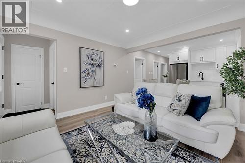 174 East 34Th Street, Hamilton, ON - Indoor Photo Showing Living Room