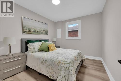 174 East 34Th Street, Hamilton, ON - Indoor Photo Showing Bedroom