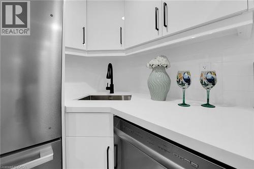 174 East 34Th Street, Hamilton, ON - Indoor Photo Showing Kitchen