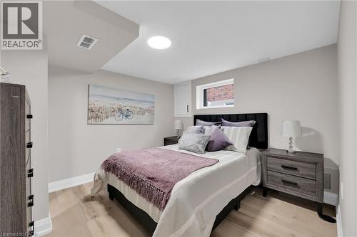 174 East 34Th Street, Hamilton, ON - Indoor Photo Showing Bedroom