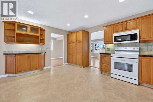 5315 Valiant Drive Nw, Calgary, AB - Indoor Photo Showing Kitchen