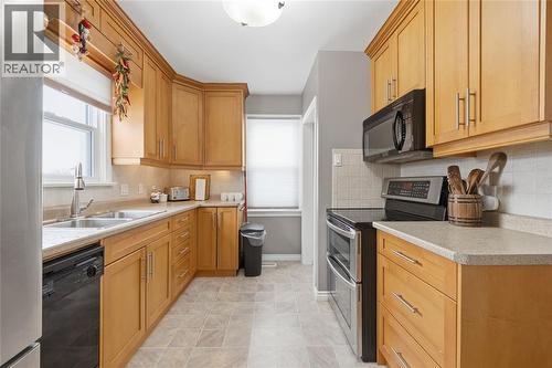 729 Oakdale Avenue, Sarnia, ON - Indoor Photo Showing Kitchen With Double Sink
