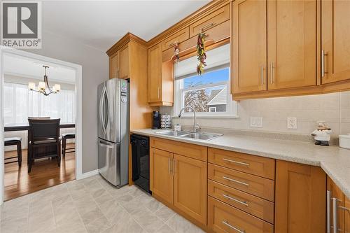 729 Oakdale Avenue, Sarnia, ON - Indoor Photo Showing Kitchen With Double Sink