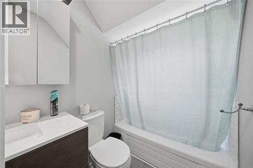 729 Oakdale Avenue, Sarnia, ON - Indoor Photo Showing Bathroom