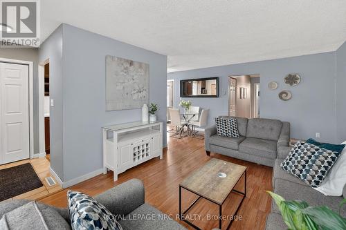 53 Allan Drive, St. Catharines (Fairview), ON - Indoor Photo Showing Living Room