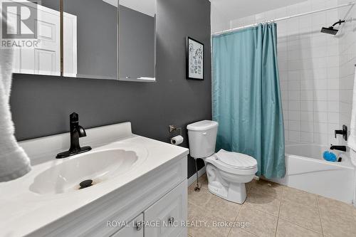 4 piece on  main floor - 53 Allan Drive, St. Catharines (Fairview), ON - Indoor Photo Showing Bathroom