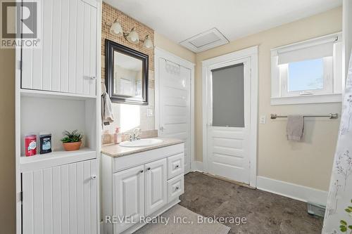 348 Hellems Avenue, Welland (Welland Downtown), ON - Indoor Photo Showing Bathroom