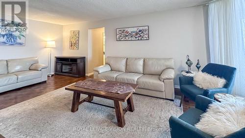 1501 - 75 Graydon Hall Drive, Toronto, ON - Indoor Photo Showing Living Room