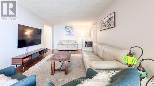 1501 - 75 Graydon Hall Drive, Toronto, ON - Indoor Photo Showing Living Room