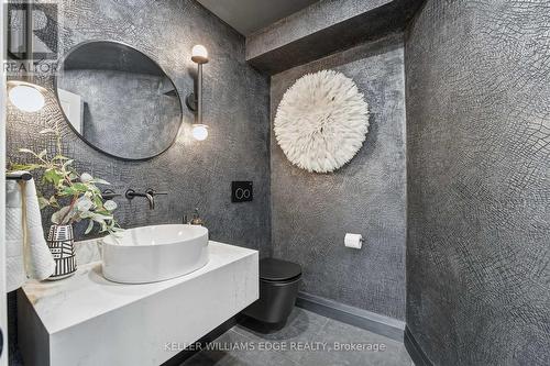 1316 Dundas Street, Burlington, ON - Indoor Photo Showing Bathroom
