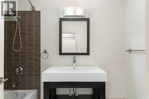 4711 Norquay Drive Nw, Calgary, AB - Indoor Photo Showing Bathroom
