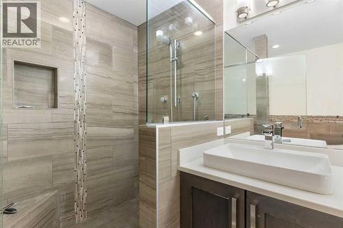 4711 Norquay Drive Nw, Calgary, AB - Indoor Photo Showing Bathroom