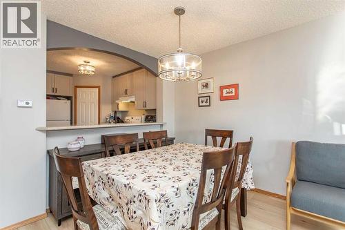 409 Jenkins Drive, Red Deer, AB - Indoor Photo Showing Dining Room