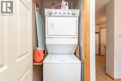 409 Jenkins Drive, Red Deer, AB - Indoor Photo Showing Laundry Room