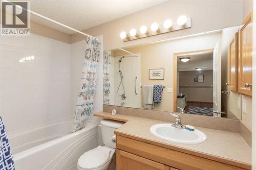 409 Jenkins Drive, Red Deer, AB - Indoor Photo Showing Bathroom