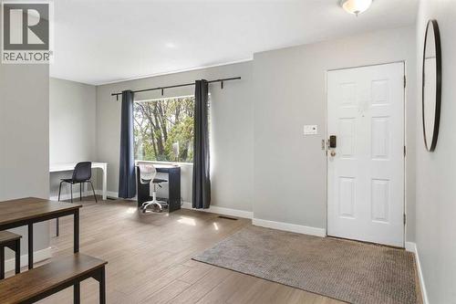 Living room - 173 Gordon Drive Sw, Calgary, AB - Indoor