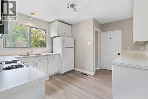 Kitchen - 173 Gordon Drive Sw, Calgary, AB - Indoor Photo Showing Kitchen With Double Sink