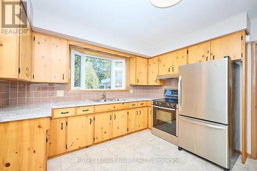 8 La Salle Drive, St. Catharines (Vine/Linwell), ON - Indoor Photo Showing Kitchen With Double Sink
