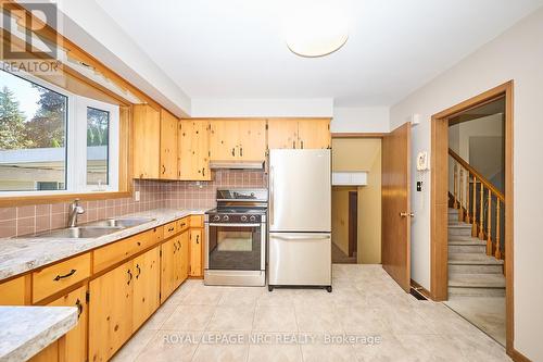 8 La Salle Drive, St. Catharines (Vine/Linwell), ON - Indoor Photo Showing Kitchen With Double Sink