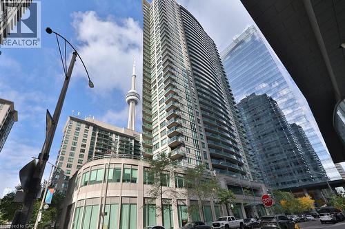 30 Grand Trunk Crescent Unit# 708, Toronto, ON - Outdoor With Balcony With Facade