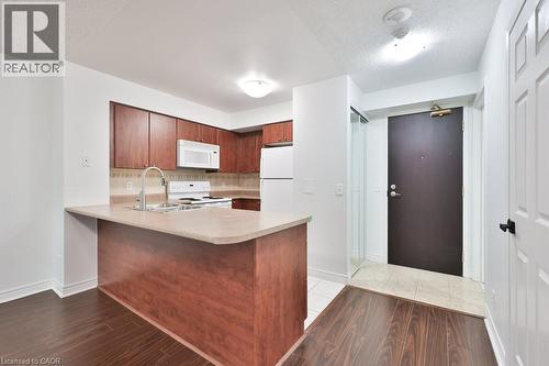 30 Grand Trunk Crescent Unit# 708, Toronto, ON - Indoor Photo Showing Kitchen