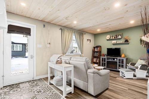 Salon - 117 Rue St-Joachim, L'Assomption, QC - Indoor