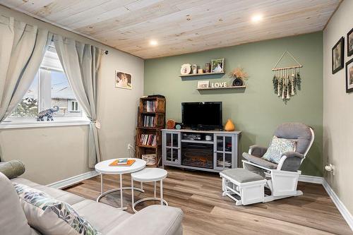 Salon - 117 Rue St-Joachim, L'Assomption, QC - Indoor