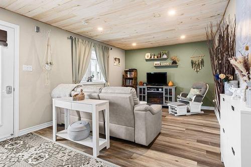 Salon - 117 Rue St-Joachim, L'Assomption, QC - Indoor