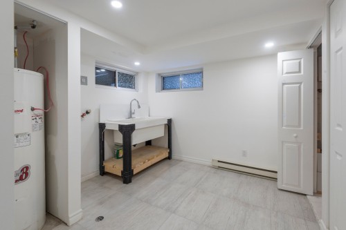 Salle de lavage - 5727 Av. Smart, Côte-Saint-Luc, QC - Indoor