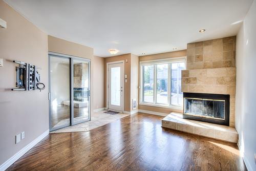 Salon - 2720 Rue Du Manoir, Vaudreuil-Dorion, QC 