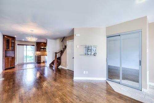 Salon - 2720 Rue Du Manoir, Vaudreuil-Dorion, QC 