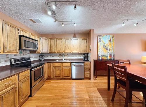 79 Thurlby Rd, Winnipeg, MB 