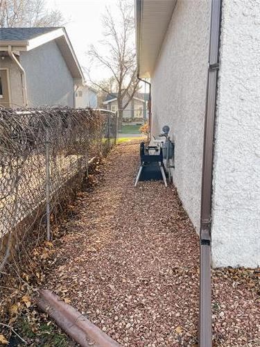 79 Thurlby Rd, Winnipeg, MB 