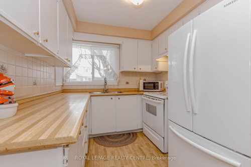 13-2655 Gananoque Drive, Mississauga, ON - Indoor Photo Showing Kitchen With Double Sink