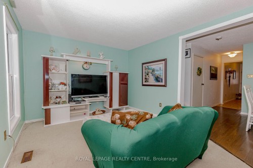 13-2655 Gananoque Drive, Mississauga, ON - Indoor Photo Showing Living Room