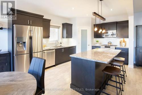 3450 Paulpeel Avenue, London South (South W), ON - Indoor Photo Showing Kitchen With Upgraded Kitchen
